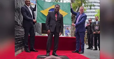 Paulinho da Costa é o primeiro brasileiro nato a ganhar reconhecimento na célebre calçada, que reúne personalidades mundiais.