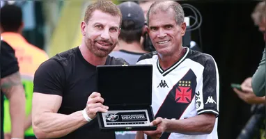 Pedrinho (atual presidente do Vasco) entregando uma homenagem a Geovani