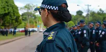 Pela norma federal, a altura mínima exigida é de 1,60 metro para candidatos do sexo masculino e de 1,55 metro para candidatas do sexo feminino.