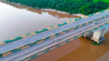 Fluxo de veículos pesados nas cabeceiras da ponte sobre o Rio Itacaiúnas, em Marabá, onde novas placas de sinalização vertical alertam os caminhoneiros sobre os horários proibidos de circulação