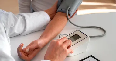 Na rotina de quem recebe o diagnóstico de pressão alta, uma das primeiras orientações costuma ser reduzir o consumo de sal.