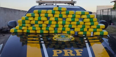 Os agentes realizavam uma ronda de rotina quando avistaram um veículo transitando em alta velocidade.