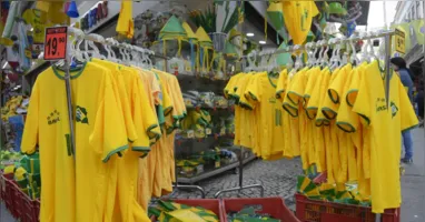 A Copa do Mundo já começou fora de campo e a expectativa dos comerciantes é de aumento nas vendas nas próximas semanas.