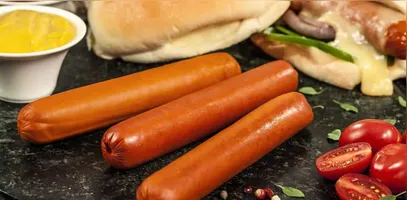 A salsicha é classificada como alimento ultraprocessado por passar por diversas etapas industriais.