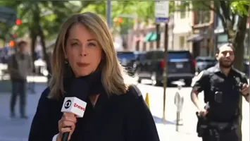 A repórter Sandra Coutinho fazia a trasmissão ao vivo quando ocorreu a perseguição policial.