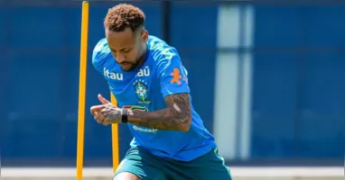 Neymar treina com bola em Nova Jersey e avança na recuperação da lesão na panturrilha. Camisa 10 pode voltar aos gramados na próxima quarta-feira (24), contra a Escócia.