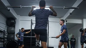Profissional explica que jogadores precisam equilibrar descanso e atividades físicas durante a pausa para a Copa do Mundo para suportar a carga de treinamentos no retorno.