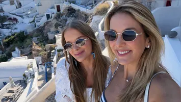 Confira os encantos da viagem de Ticiane Pinheiro e Rafa Justus pela Grécia, com registros de Santorini e Atenas.