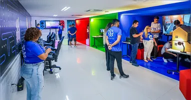 O público poderá participar de atividades como robótica sustentável, hackathon gamificado, experiências imersivas de idiomas e debates sobre inteligência artificial e empregabilidade.
