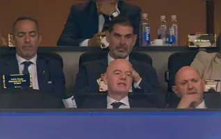 O ex-jogador estava ao lado do presidente da FIFA, Gianni Infantino.