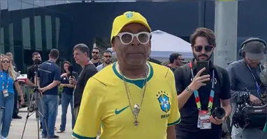 Assim que apareceu, o diretor norte-americano passou a ser cercado por repórteres interessados em ouvir suas opiniões sobre futebol e sobre a equipe comandada pelo Brasil.