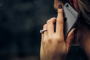 Criminosos estão usando chamadas silenciosas para capturar vozes e criar clonagens com Inteligência Artificial.