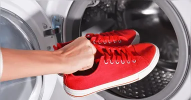 Além da limpeza básica, conservar o tênis por mais tempo exige atenção aos produtos utilizados e à forma correta de secagem.