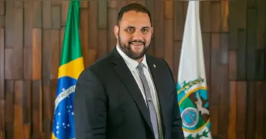 Deputado Thiago Rangel é preso em operação da PF que investiga fraudes em contratos da educação e esquema de lavagem de dinheiro no RJ.