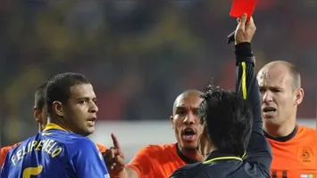 Felipe Melo é expulso após pisar em Arjen Robben, em um lance polêmico durante a virada da Holanda sobre o Brasil nas quartas de final da Copa do Mundo de 2010.