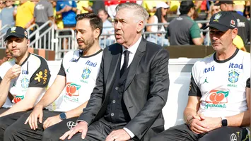 Francesco Mauri, Davide Ancelotti, Carlo Ancelotti e Paul Clement no banco de reservas do Huntington Bank Field, em Cleveland, antes do início do amistoso entre Brasil e Egito