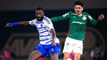 Gerson (esq), do Cruzeiro, e Maurício, do Palmeiras, disputam jogada