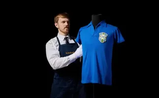 A icônica camisa de Pelé na final de 58, vendida por R$ 25 milhões.