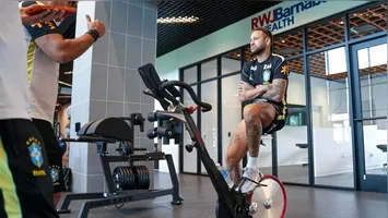 Neymar avança na recuperação, mas estreia na Copa do Mundo ainda é incerta.