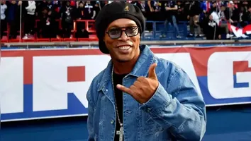 Ronaldinho no Remo? Manoelzinho faz convite curioso ao ídolo.