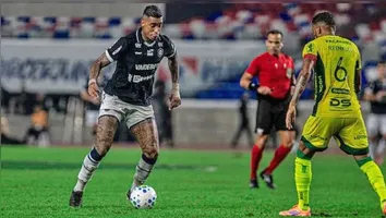Remo e Mirassol se enfrentam em um duelo crucial.