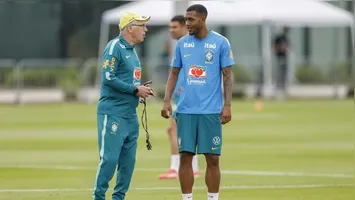 A Seleção Brasileira enfrenta a Escócia com novidades, incluindo Rayan no ataque.