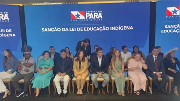 A governadora Hana Ghassan e o ex-governador Helder Barbalho participam da sanção da lei que institui a Política Estadual de Educação Escolar Indígena, em cerimônia no Palácio do Governo, em Belém.