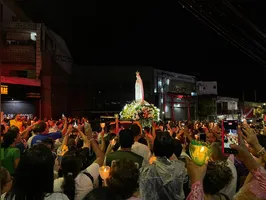 Centenas de fiéis participam da Procissão Luminosa em Belém, superando a chuva em uma demonstração de fé e devoção à Nossa Senhora de Fátima