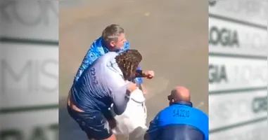 O vídeo mostra um pescador tentando retirar o anzil de um tubarão.