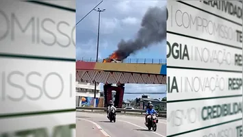Imagens que circulam nas redes sociais mostram uma imensa nuvem de fumaça que se formou por conta do incêndio.