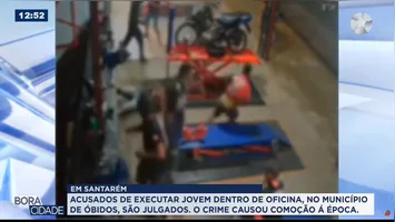 Imagens de câmeras de segurança registraram o momento em que a vítima foi executada dentro da oficina onde trabalhava.