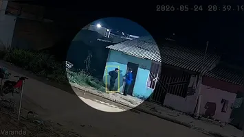 Câmeras de monitoramento registraram o momento em que os suspeitos chegaram na casa da vítima