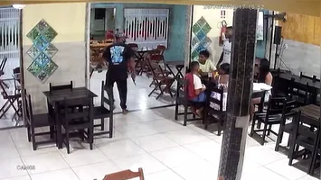 Clientes da pizzaria foram surpreendidos pelos criminosos
