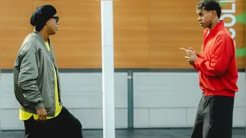 Ronaldinho impressiona em desafio com Lamine Yamal, mostrando que a habilidade permanece. Assista ao momento imperdível e conheça as estrelas do futebol.