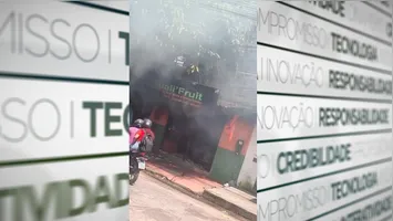 O mercadinho foi totalmente consumido pelas chamas.