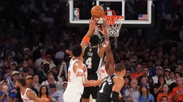Spurs triunfam sobre Knicks em partida marcada por vaias a Trump e grande tensão no Madison Square Garden.