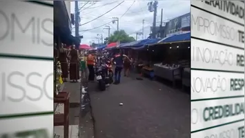 Um vídeo que circula nas redes sociais, mostra um homem caído perto de uma motocicleta.