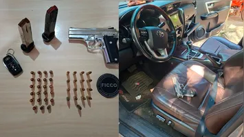Foi apreendida uma pistola calibre .40 com a numeração raspada, além de carregadores e munições dos calibres .40 e 5.56.