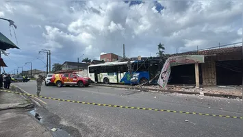 O acidente envolveu um ônibus, um carro e uma motocicleta no inicío da tarde deste domingo (21).