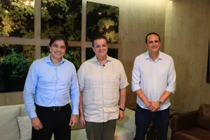 o presidente do grupo RBA e o diretor de jornalismo Álvaro Borges recebram o Ministro na sede da empresa.