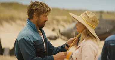 Ryan Gosling e Emily Blunt em cena no filme, que mistura romance, ação e mistério.