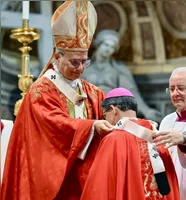 Dom Julio Akamine é agraciado com o Pálio Arquiepiscopal em cerimônia no Vaticano, celebrando sua missão pastoral na Amazônia.