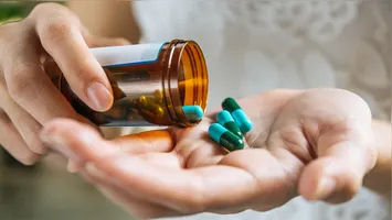 Farmacêutico alerta: automedicação cresce e traz riscos à saúde. Entenda os perigos e a importância da orientação médica.