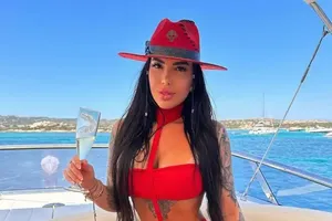 Kauana Bilhar, influenciadora digital, morreu ao cair de prédio em Dubai. Confira os detalhes da tragédia e como isso impactou seus seguidores.