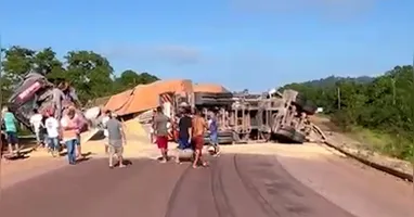 Caminhão virou e semirreboque atinge outro veículo de carga e mata condutor