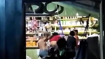 O homem agrediu violentamente a mulher dentro do bar