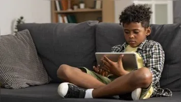 Saiba como o uso excessivo de telas durante as férias pode afetar a saúde infantil e descubra dicas para equilibrar tecnologia e atividades offline.