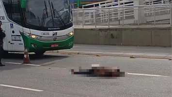 Após a colisão, a vítima bateu a cabeça no chão e morreu ainda no local.