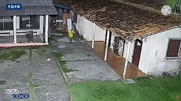 No vídeo, é possível ver o momento em que o suspeito entra com facilidade na Paróquia
