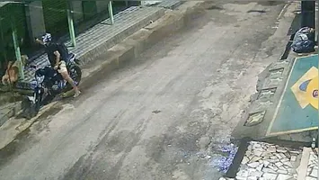 O suspeito chegou a atirar na idosa, mas por sorte, arma falhou